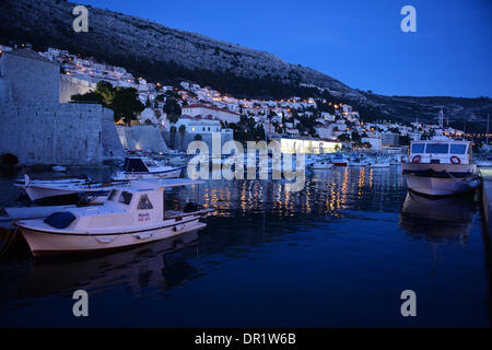 Dubrovnik, Croatie. 05Th Jan, 2014. Le vieux port de la ville historique de Dubrovnik, Croatie, 08 janvier 2014. La vieille ville est un patrimoine mondial de l'UNESCO. Photo : Jens Kalaene/dpa/Alamy Live News Banque D'Images