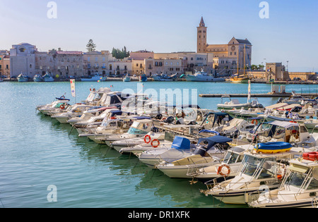 Italie, Pouilles, Trani, le port et la Cathédrale Banque D'Images