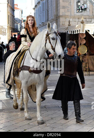 Dubrovnik, Croatie. 05Th Jan, 2014. Exclusif - L'actrice allemande Isolda Dychauk joue le rôle de Lucrèce Borgia dans la série télévisée historique Borgia III pendant le tournage de la troisième saison de la série dans la vieille ville de Dubrovnik, Croatie, 08 janvier 2014. Le spectacle raconte la famille Borgia est montée en puissance et la domination de l'État pontifical à la Renaissance. Photo : Jens Kalaene/dpa/Alamy Live News Banque D'Images