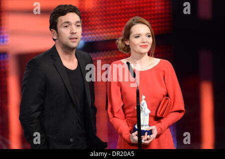 Munich, Allemagne. 17 Jan, 2014. Directeur Bora Dagtekin et Karoline Herfurth actrice allemande reçoivent le Prix du Cinéma bavarois pour leur film 'Fack Ju' de Goethe à Munich, Allemagne, 17 janvier 2014. Photo : Tobias HASE/dpa/Alamy Live News Banque D'Images