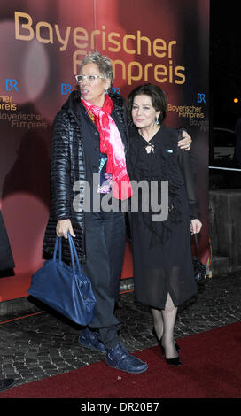 Munich, Allemagne. 17 Jan, 2014. Directeur allemand Doris Doerrie (L) et l'actrice Hannelore Elsner arrive pour la présentation de l'Prix du Cinéma bavarois de Munich, Allemagne, 17 janvier 2014. Photo : URSULA DUEREN/dpa/Alamy Live News Banque D'Images
