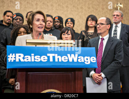 Washington DC, USA. 15 Jan, 2014. Leader démocrate de la Chambre Nancy Pelosi avec chambre démocrates tiennent une conférence de presse sur la nécessité de relever le salaire minimum fédéral le 15 janvier 2014 à Washington, DC. -Démocrates demandent une levée de le salaire minimum à 10,10 $ par heure à partir de l'actuel 8,25 $. Credit : Planetpix/Alamy Live News Banque D'Images