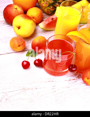 Jus de fruit de cerise, abricot et orange, vue d'en haut Banque D'Images