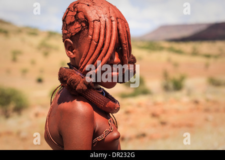 Portrait de femme Himba dont la boue durcie hairstyle couvre la plus grande partie de son visage dans le Damaraland Namibie Afrique du Sud Banque D'Images