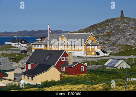 Hans Egede statue sur la colline parlementaire, Hans Egede chambre jaune (en arrière-plan), et maisons colorées à Nuuk (Godthab), Groenland Banque D'Images