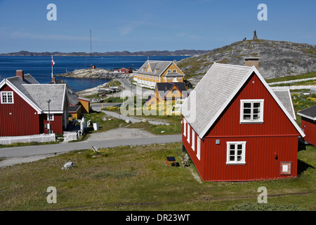 Hans Egede statue sur la colline parlementaire, Hans Egede maison, maisons colorées à Nuuk (Godthab), Groenland Banque D'Images