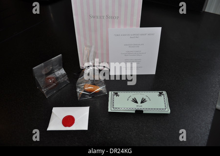 'Comme un gamin dans un sweet shop', un sachet de bonbons aux diners à Heston Blumenthal est le Fat Duck restaurant à Bray, UK Banque D'Images