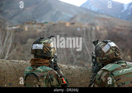 Les soldats de la force d'opérations spéciales en Afghanistan la vallée de l'enquête pour toute activité suspecte à l'occasion d'une opération pour capturer les chefs Taliban le 15 janvier 2014 dans le district de Ghorband, la province de Parwan, à l'Afghanistan. Banque D'Images