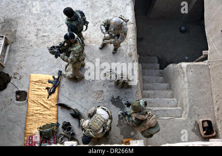 La force d'opérations spéciales en Afghanistan Des soldats se préparent pour une mission de capturer les chefs Taliban le 15 janvier 2014 dans le district de Ghorband, la province de Parwan, à l'Afghanistan. Banque D'Images