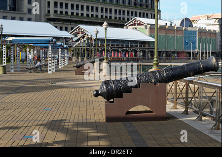 Vieux canons sur la promenade au Caudan Waterfront, Port Louis, Ile Maurice. Banque D'Images