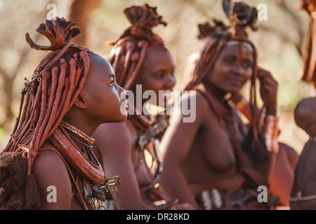 Groupe de femmes à l'extérieur traditionnel hairstyle dans village de Damaraland, Namibie Banque D'Images