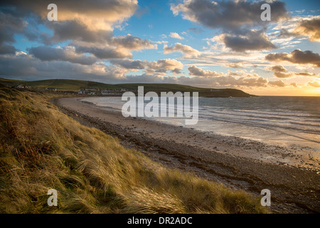 À la recherche sur la plage en direction de Port Logan, le Rhinns of Galloway, en Écosse. Banque D'Images