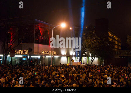 Dec 31, 2008 - Sacramento, CA, USA - La foule remplir l'angle de la 10e et K rues de la capacité au cours de la célébration du Nouvel An au centre-ville de Sacramento. (Crédit Image : © Florence Low/Sacramento Bee/ZUMA Press) RESTRICTIONS : * DÉPART * Droits de tabloïds USA Banque D'Images