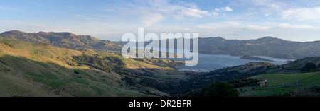 Vue panoramique, d'un grand angle sur Akaroa Harbour, sur la péninsule de Banks, près de Christchurch, Nouvelle-Zélande Banque D'Images