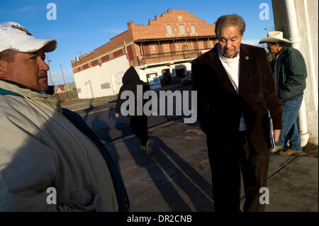 17 févr. 2009 - Mendota, Californie, USA - Mendota Le Maire ROBERT SILVA, droite, à l'écoute des préoccupations des travailleurs mis à pied . "L'essentiel, c'est où est l'aide ?' Silva. Il s'est rendu à Washington pour plaider sa cause pour les législateurs au sujet de sa ville qui a été durement touché par la pénurie d'eau dans la vallée centrale. (Crédit Image : © Renee C. Byer/Sacramento Bee/ZUMA Press) Banque D'Images