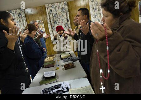 17 févr. 2009 - Mendota, Californie, USA - à partir de la gauche, les ouvriers agricoles sans emploi touchées par la pénurie d'eau, MARIA DE LOS ANGELES, MEDIOLA, MICOELA 38 Mendez, 49 ans, GUSTAVO GARCIA, 47, Rosa Herrera, 34 ans, Ruben MARTINEZ CHAVEZ, 50. JOSE FERNANDEZ, 36 ans, et CARMEN DELAGADO, 44, prie pour l'emploi, de l'alimentation, la perte de maisons et d'espoir pour leur avenir à un service de prière dans la région de Mendota, Californie (Crédit Banque D'Images