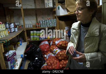 17 févr. 2009 - Mendota, Californie, USA - NANCY DANIEL, Directeur exécutif de Westside Centre jeunesse parle de comment peu elle a dans sa banque alimentaire et le besoin de plus de nourriture pour nourrir les plus de 750 personnes qui s'affichent pour la nourriture chaque mois. "Les gens sont inquiets à cause du manque d'eau disponible pour les cultures de l'eau et les gens ne pourront pas travailler sans cultures puisque nous sommes un Banque D'Images