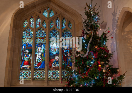 Arbre de Noël et de vitraux, l'église de saint Édouard, Stow-on-the-Wold, Gloucestershire, Royaume-Uni Banque D'Images