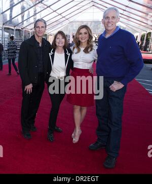 Los Angeles, Californie, USA. 17 Jan, 2014. Le tapis rouge de l'équipe mise en place cette année pour le 20ème SAG Awards, de gauche, membre du Comité du Prix SAG, Scott Bakula , producteur exécutif SAG Awards, Kathy Connell SAG Awards, les médias sociaux l'Ambassadeur Alexander Sasha et SAG, membre du Comité du Prix Daryl Anderson.----La Screen Actors Guild fait leurs derniers préparatifs, vendredi matin 17 janvier 2014, pour ce qui sera cette année le 20e événement SAG Awards samedi, 18 janvier 2014 au Shrine Auditorium à Los Angeles. Les équipes de jeu sorti le tapis rouge comme ils l'éclairage et l'endroit plat finalisé Banque D'Images