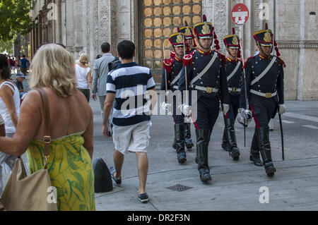 Buenos Aires, Buenos Aires, Argentine. 17 Jan, 2014. Des soldats de la monté du Régiment de grenadiers, avec un uniforme définitivement inaptes pour la vague de chaleur qui frappe la ville en mars, retour à la Maison Présidentielle après le changement de garde au Mausolée General San Martin à Buenos Aires Cathedral Crédit : Patricio Murphy/ZUMAPRESS.com/Alamy Live News Banque D'Images