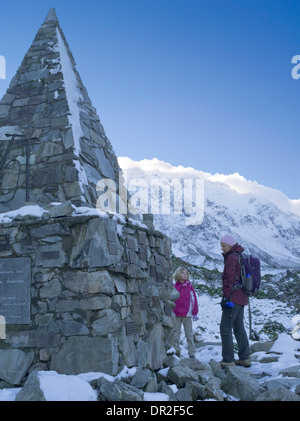 Une femme et fille réfléchir sur le monument aux morts les grimpeurs à l'Aoraki/mont. Cook, Nouvelle-Zélande Banque D'Images