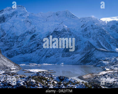 Mueller, Lac avec Mt. Sefton en arrière-plan ; parc Aoraki/Mt. Cook, Nouvelle-Zélande. Banque D'Images