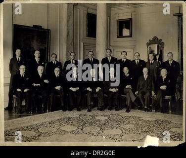 Avril 05, 1955 - Sir Winston Churchill pose avec son cabinet photos spécial au 10 Downing Street : Sir Winston Churchill, qui devrait annoncer sa retraite en tant que premier Miister ce soir - spécialement posés pour l'appareil photo avec son Cabibet au n° 10 Downing Street aujourd'hui. Photo montre sir Winston et le Cabinet au No.10 aujourd'hui. Retour L-T : M. Thorneycroft;Sir Walter Monkton ; M. Stuart, M. Lloyd George;Mr.Lennox-boyd;M.Duncan Sandys;M.Heathcoar Exxles Amory ; Sir David ; Sir Norman Brock (secrétaire du Cabinet) Flont-L-R M. MacMillan ; Seigneur Woolton ; Lord Kilmuir ; Sir Anthony Eden ; Sir Winston Chur Banque D'Images