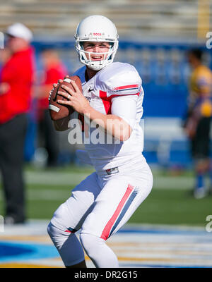 San Jose, CA, . 29 nov., 2013. Fresno State Bulldogs quarterback Derek Carr (4) se réchauffe avant le NCAA Football match entre les San Jose State Spartans et le fresno State Bulldogs au Spartan Stadium à San Jose, CA. San Jose a défait Fresno State 62-52. Damon Tarver/CSM/Alamy Live News Banque D'Images