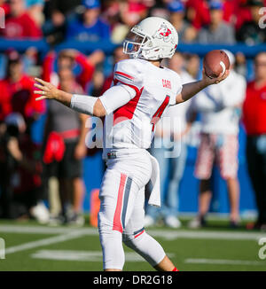 San Jose, CA, . 29 nov., 2013. Fresno State Bulldogs quarterback Derek Carr (4) se réchauffe avant le NCAA Football match entre les San Jose State Spartans et le fresno State Bulldogs au Spartan Stadium à San Jose, CA. San Jose a défait Fresno State 62-52. Damon Tarver/CSM/Alamy Live News Banque D'Images