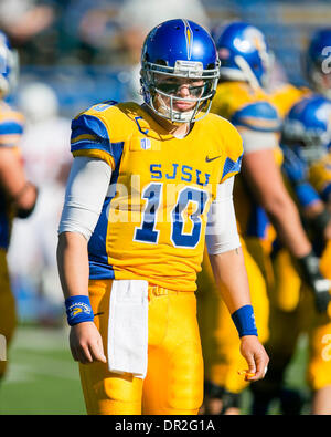 San Jose, CA, . 29 nov., 2013. San Jose State Spartans quarterback David Fales (10) se réchauffe avant de la NCAA Football match entre les San Jose State Spartans et le fresno State Bulldogs au Spartan Stadium à San Jose, CA. San Jose a défait Fresno State 62-52. Damon Tarver/CSM/Alamy Live News Banque D'Images
