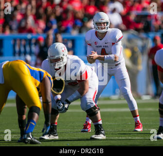 San Jose, CA, . 29 nov., 2013. Fresno State Bulldogs quarterback Derek Carr (4) en action au cours de la NCAA Football match entre les San Jose State Spartans et le fresno State Bulldogs au Spartan Stadium à San Jose, CA. San Jose a défait Fresno State 62-52. Damon Tarver/CSM/Alamy Live News Banque D'Images