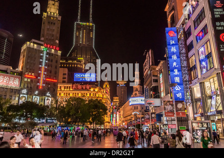 Vue de la nuit de Nanjing East Road, Shanghai, Chine Banque D'Images