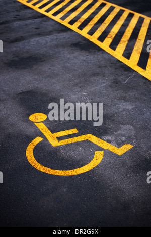 Place de stationnement pour personnes handicapées, symbole de la circulation permis de marquer sur la route asphaltée. Banque D'Images