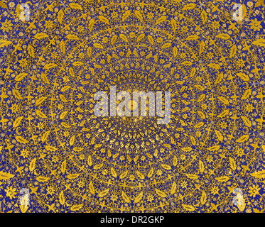 Faux dôme sur le plafond de la mosquée d'or, Tilya-Kori Madrasah, Samarkand, Ouzbékistan Banque D'Images