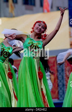 Zhengzhou. 18 janvier, 2014. Photo prise le 22 septembre, 2009 montre les interprètes dansent dans les jupes avec le caractère chinois "Fu" sur eux pendant un festival culturel de Luoyang, province du Henan en Chine centrale. Le caractère chinois "Fu", qui signifie 'bonne chance', est commune partout à travers la Chine pendant la fête du printemps. Il est populaire pour son sens propice, peut aussi être comprise comme "bonheur", que le peuple chinois croient leur bénédiction dans la nouvelle année. © Wang Song/Xinhua/Alamy Live News Banque D'Images