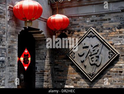 Zhengzhou. 18 janvier, 2014. Photo prise le 29 avril 2011 montre la décoration du caractère chinois "Fu" sur le mur et la porte d'une maison familiale à Wuxi, Jiangsu Province de Chine orientale. Le caractère chinois "Fu", qui signifie 'bonne chance', est commune partout à travers la Chine pendant la fête du printemps. Il est populaire pour son sens propice, peut aussi être comprise comme "bonheur", que le peuple chinois croient leur bénédiction dans la nouvelle année. © Wang Song/Xinhua/Alamy Live News Banque D'Images