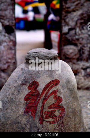 Zhengzhou. 18 janvier, 2014. Photo prise le 23 mai 2002 montre une stèle avec le caractère chinois "Fu" dessus dans un paysage du sud de la Chine dans la province de Hainan. Le caractère chinois "Fu", qui signifie 'bonne chance', est commune partout à travers la Chine pendant la fête du printemps. Il est populaire pour son sens propice, peut aussi être comprise comme "bonheur", que le peuple chinois croient leur bénédiction dans la nouvelle année. © Wang Song/Xinhua/Alamy Live News Banque D'Images