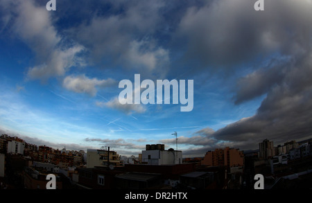 Chemtrails et trainées sur Palma de Mallorca sky, en Espagne. Banque D'Images