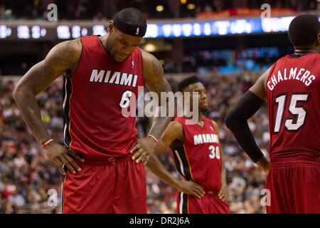 17 janvier 2014 : Miami Heat petit ailier LeBron James (6) se bloque sa tête au cours de la NBA match entre le Heat de Miami et les Philadelphia 76ers au Wells Fargo Center de Philadelphie, Pennsylvanie. La chaleur gagner 101-86. Christopher Szagola/Cal Sport Media Banque D'Images