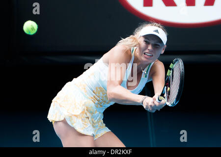 Melbourne, Victoria, Australie. 18 janvier, 2014. 18 janvier 2014 : 10e Caroline Wozniacki de semences (DEN) en action dans un 3ème match contre Garbine Muguruza (ESP) au jour 6 de l'Australian Open 2014 Tournoi de tennis du grand chelem à Melbourne Park, Melbourne, Australie. Bas Sydney/Cal Sport Media/Alamy Live News Banque D'Images