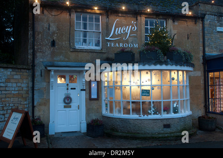 Lucy's Tearoom à Noël, Place du marché, Stow-on-the-Wold, Gloucestershire, Royaume-Uni Banque D'Images