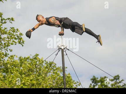 Christchurch, Nouvelle-Zélande. 18 janvier, 2014. Artiste Ruben DotDotDot tourne d'une seule main au sommet d'un mât haut de 20 pieds maintenu en place que par quatre membres de l'assistance au 2014 World Buskers Festival. Maintenant dans sa 21e année, l'événement a lieu 16-26 janvier. Credit : PJ Heller/ZUMAPRESS.com/Alamy Live News Banque D'Images