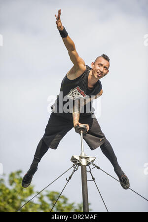 Christchurch, Nouvelle-Zélande. 18 janvier, 2014. Artiste Ruben DotDotDot tourne d'une seule main au sommet d'un mât haut de 20 pieds maintenu en place que par quatre membres de l'assistance au 2014 World Buskers Festival. Maintenant dans sa 21e année, l'événement a lieu 16-26 janvier. Credit : PJ Heller/ZUMAPRESS.com/Alamy Live News Banque D'Images