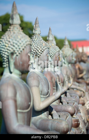 Des statues de Bouddha assis dans la région de Seema Malaka temple complexe sur le lac Beira, Colombo. Le Sri Lanka. Banque D'Images