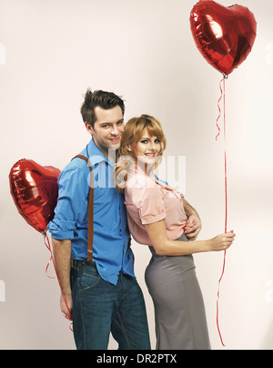 Jeune couple aimant au cours de la Saint-Valentin Banque D'Images