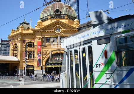 Un tramway de Melbourne passe la gare de Flinders Street, à Melbourne, Victoria, Australie. Banque D'Images