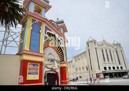 Luna Park Amusement Park et le Palais Theatre dans la banlieue de Melbourne St Kilda Banque D'Images