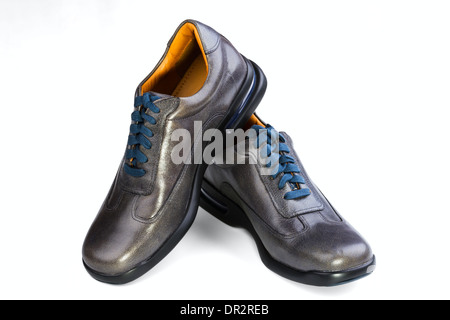 Cuir gris chaussures homme isolé sur fond blanc Banque D'Images