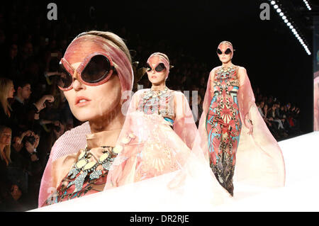 Berlin, Allemagne. 17 Jan, 2014. Les modèles posent à la Miranda Konstantinidou fashion durant la Semaine de la mode Mercedes Benz 2014 à Berlin le 17 janvier 2014. Dpa : Crédit photo alliance/Alamy Live News Banque D'Images