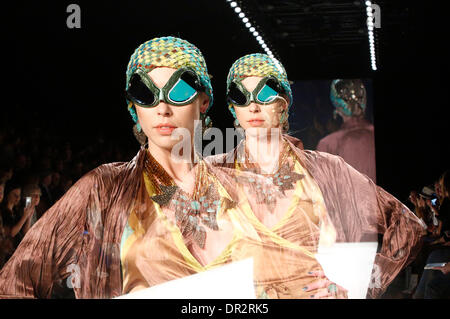 Berlin, Allemagne. 17 Jan, 2014. Les modèles posent à la Miranda Konstantinidou fashion durant la Semaine de la mode Mercedes Benz 2014 à Berlin le 17 janvier 2014. Dpa : Crédit photo alliance/Alamy Live News Banque D'Images